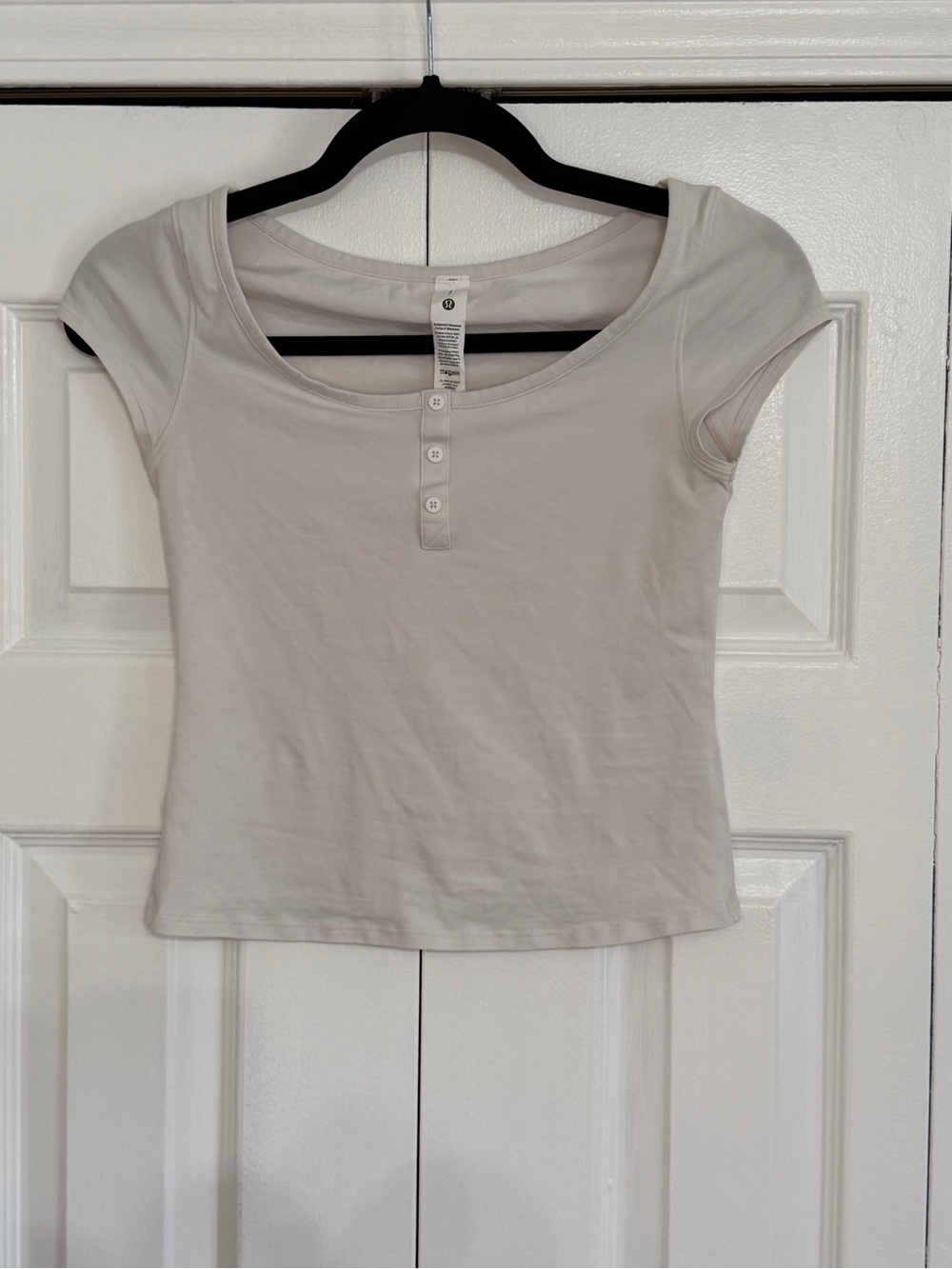 Lululemon Cap Sleeve Women’s Henley Crop Top in Light Cream/Grey (S)